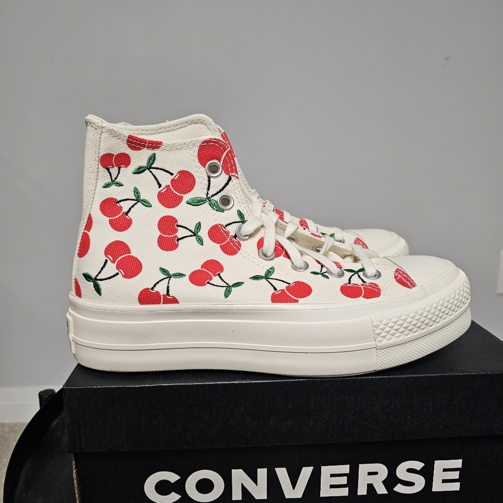 CONVERSE Chuck Taylor ALL-STARS LIFT Women's Sneaker - Cherry